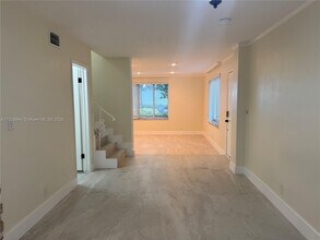 7516 E Treasure Dr in North Bay Village, FL - Building Photo - Building Photo