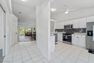 9060 Michael Cir in Naples, FL - Foto de edificio - Building Photo