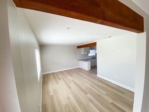 14859 Chatsworth Dr in Mission Hills, CA - Foto de edificio - Building Photo
