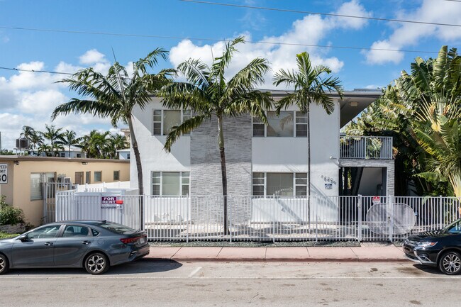 8430 Harding Ave in Miami Beach, FL - Foto de edificio - Building Photo