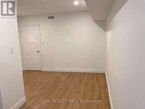 2561-2561 Hurontario St in Mississauga, ON - Building Photo - Building Photo
