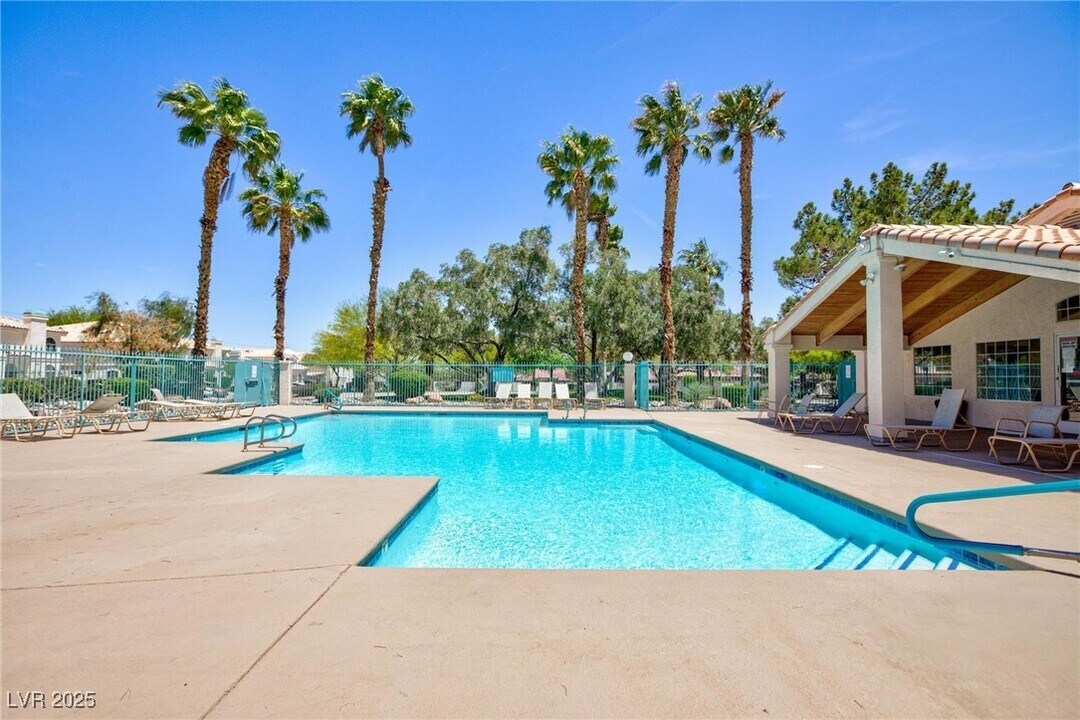 8048 W Rochelle Ave in Las Vegas, NV - Building Photo