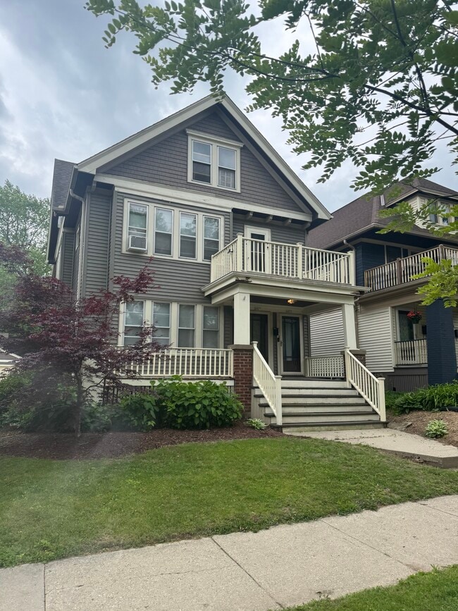 6821 W Lloyd St, Unit 3 BR LOWER FLAT in Wauwatosa, WI - Foto de edificio - Building Photo