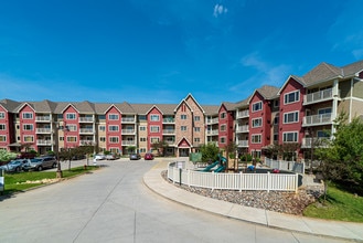 West View Estates in Plymouth, MN - Building Photo - Building Photo