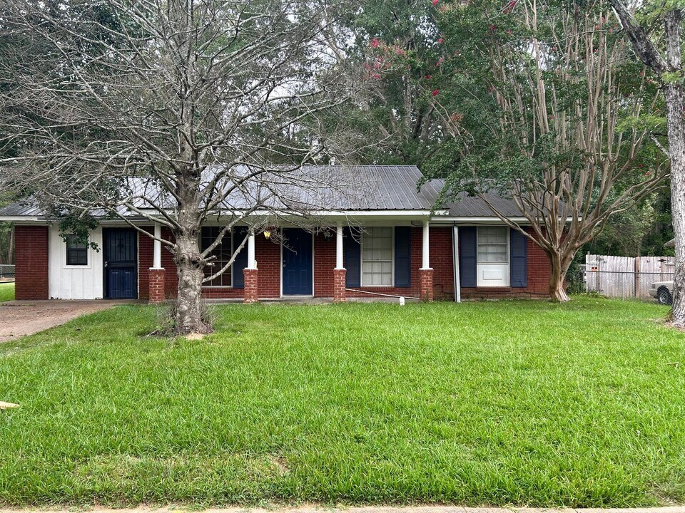 664 Queen Julianna Ln in Jackson, MS - Building Photo