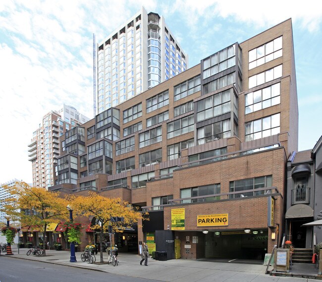 Renaissance Court in Toronto, ON - Building Photo - Building Photo