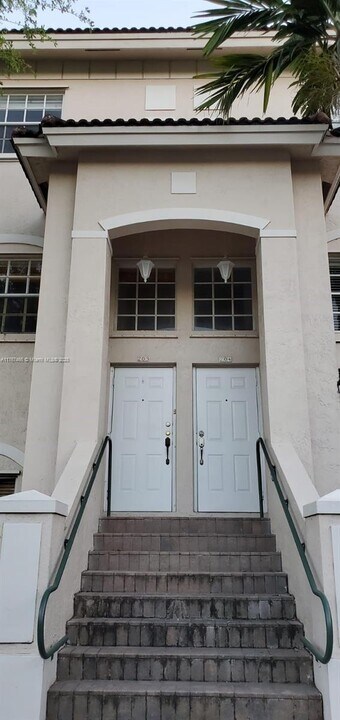 5610 NW 114th Pl in Doral, FL - Building Photo