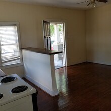 403 W 4th St, Unit none in Taylor, TX - Foto de edificio - Building Photo