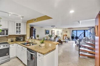 2725 NE 165th St in North Miami Beach, FL - Building Photo - Building Photo