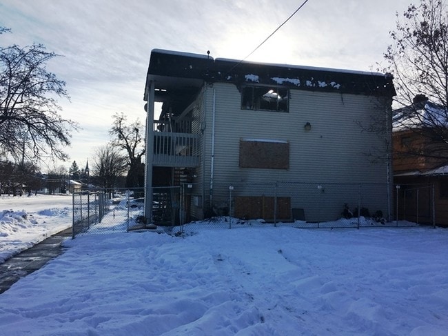 327 E Augusta Ave in Spokane, WA - Foto de edificio - Building Photo