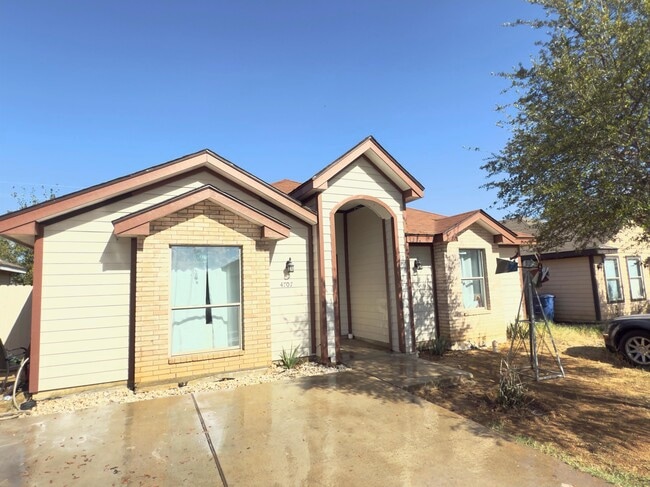 4707 Los Laureles Ln in Laredo, TX - Building Photo - Building Photo