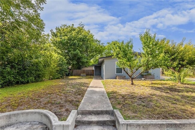 1009 Field St in San Marcos, TX - Foto de edificio - Building Photo