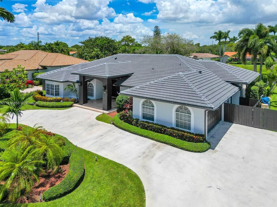 8317 SW 84th Terrace in Miami, FL - Building Photo