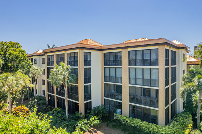 Interlachen in Naples, FL - Foto de edificio - Building Photo