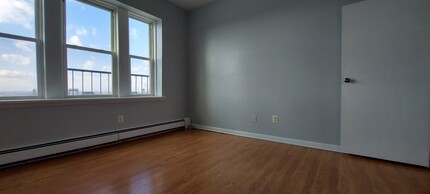 121 Garrison Ave, Unit 403 in Jersey City, NJ - Building Photo - Building Photo