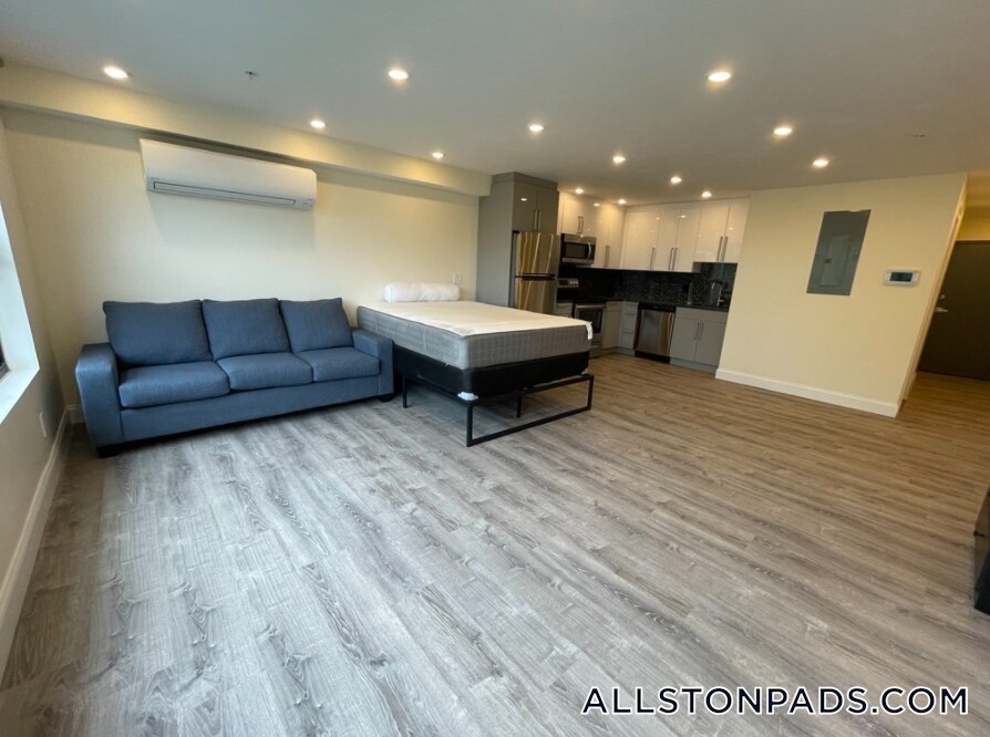 1028 Commonwealth Ave in Boston, MA - Building Photo