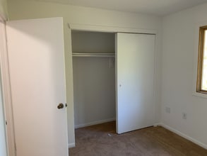 1700 Ravens Crest Dr in Plainsboro, NJ - Foto de edificio - Building Photo