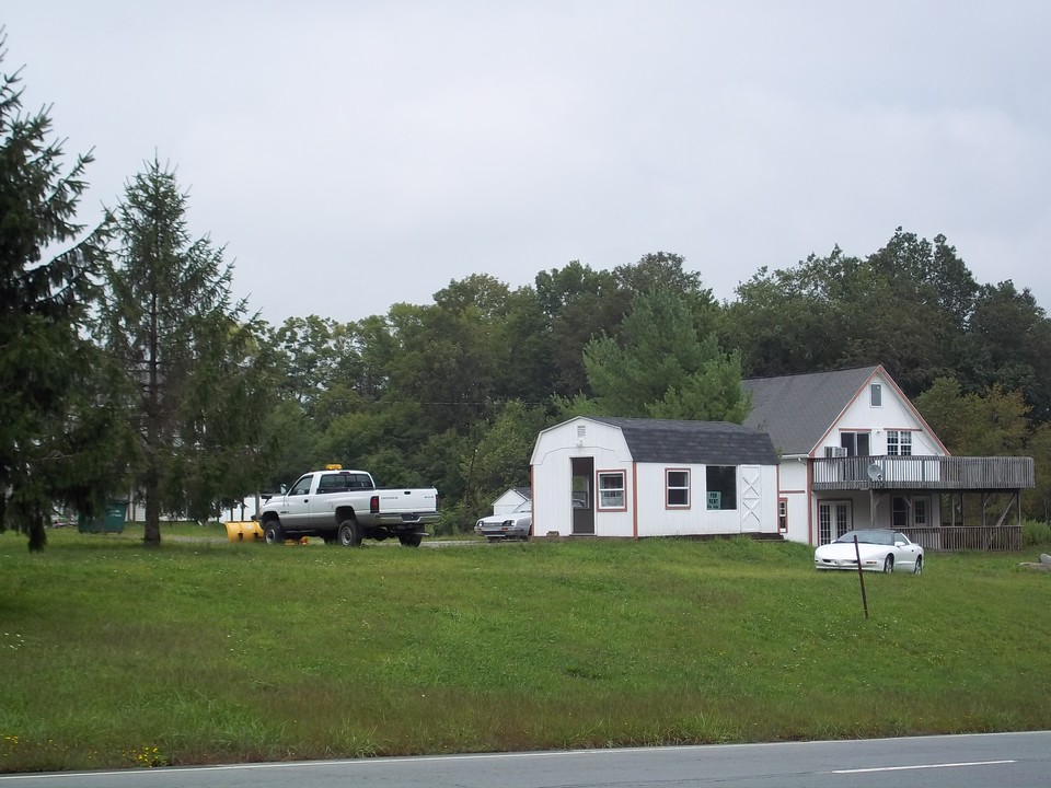 Mixed Use -- Apts. & Commercial in Mongaup Valley, NY - Foto de edificio