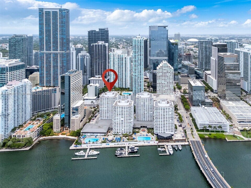 999 Brickell Bay Dr in Miami, FL - Building Photo