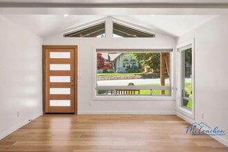 1075 Bellview Ave in Ashland, OR - Building Photo - Building Photo