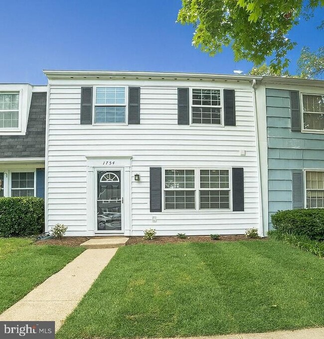 property at 1754 Woodridge Ct