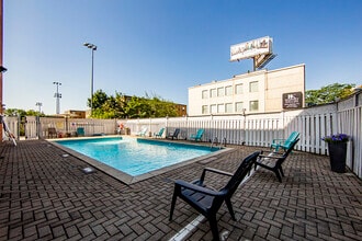 The Devon in Toronto, ON - Building Photo - Building Photo