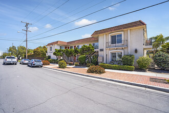 Villa Loraine Apartments in San Diego, CA - Building Photo - Building Photo