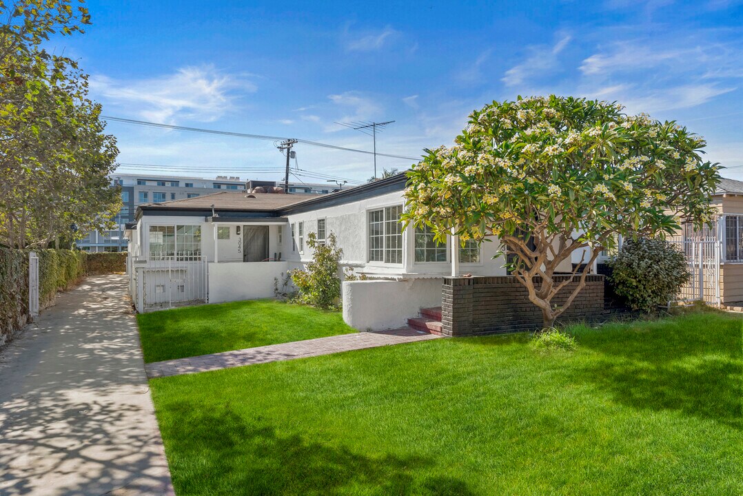 3043 S Bronson Ave, Unit 1 in Los Angeles, CA - Building Photo