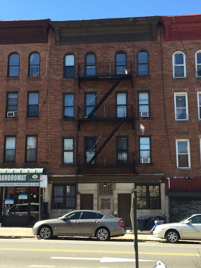 750 Washington Ave in Brooklyn, NY - Foto de edificio - Building Photo