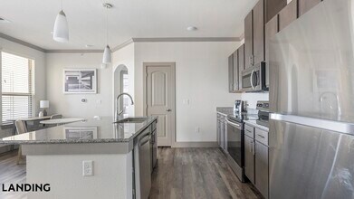 12500 Shadowglen Trce, Unit 1305 in Manor, TX - Foto de edificio - Building Photo