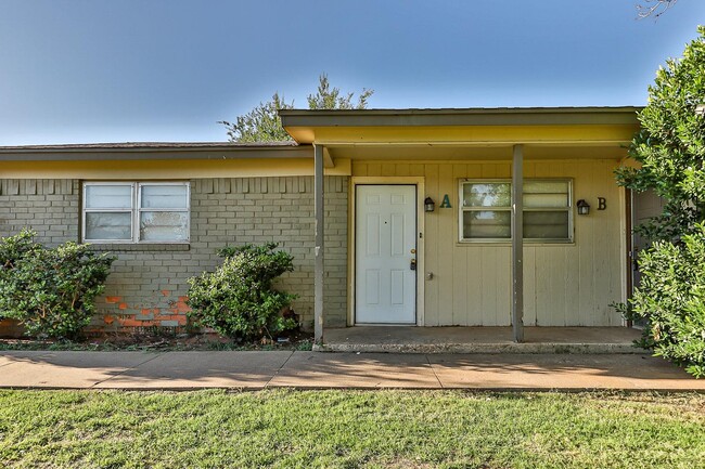 7402 Avenue W in Lubbock, TX - Foto de edificio - Building Photo