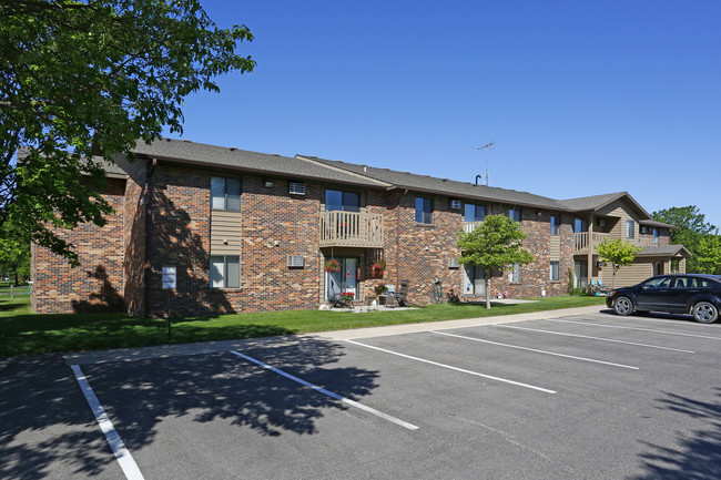 Country Club Manor in Hutchinson, MN - Foto de edificio - Building Photo