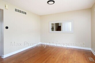 6827 Hickory Ln in Urbandale, IA - Building Photo - Building Photo