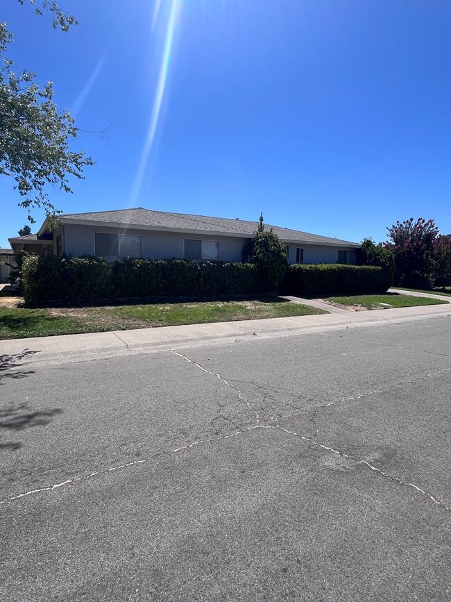 6120 Riverton Way in Sacramento, CA - Building Photo - Building Photo