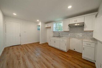 3412 E Illinois Ave in Dallas, TX - Building Photo - Building Photo