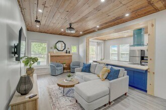 1311 W French Pl in San Antonio, TX - Building Photo - Building Photo