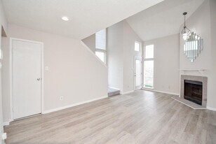 10855 Meadowglen Ln, Unit 721 in Houston, TX - Building Photo