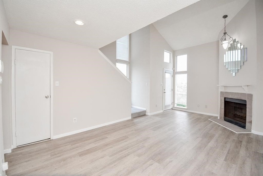 10855 Meadowglen Ln, Unit 721 in Houston, TX - Building Photo