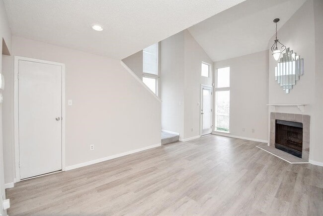 10855 Meadowglen Ln