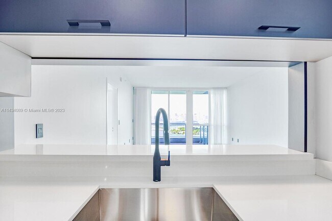 540 West Ave, Unit 2211 in Miami Beach, FL - Foto de edificio - Building Photo