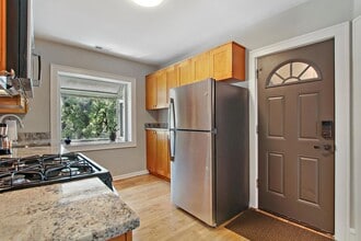 1402 N Jackson St, Unit 2 in Waukegan, IL - Foto de edificio - Building Photo