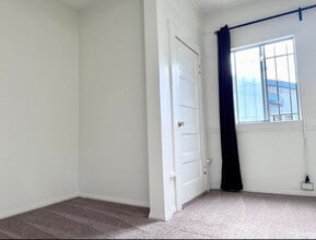 1016 W 108th St in Los Angeles, CA - Building Photo - Building Photo