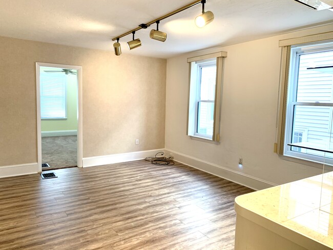 16 Church St, Unit 2 in Malden, MA - Foto de edificio - Building Photo