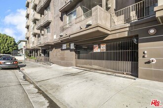 848 Irolo St in Los Angeles, CA - Foto de edificio - Building Photo