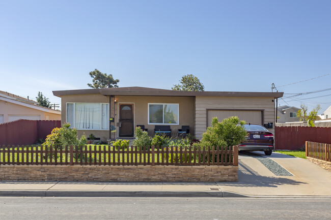 777 Cypress Ave in Imperial Beach, CA - Foto de edificio - Building Photo