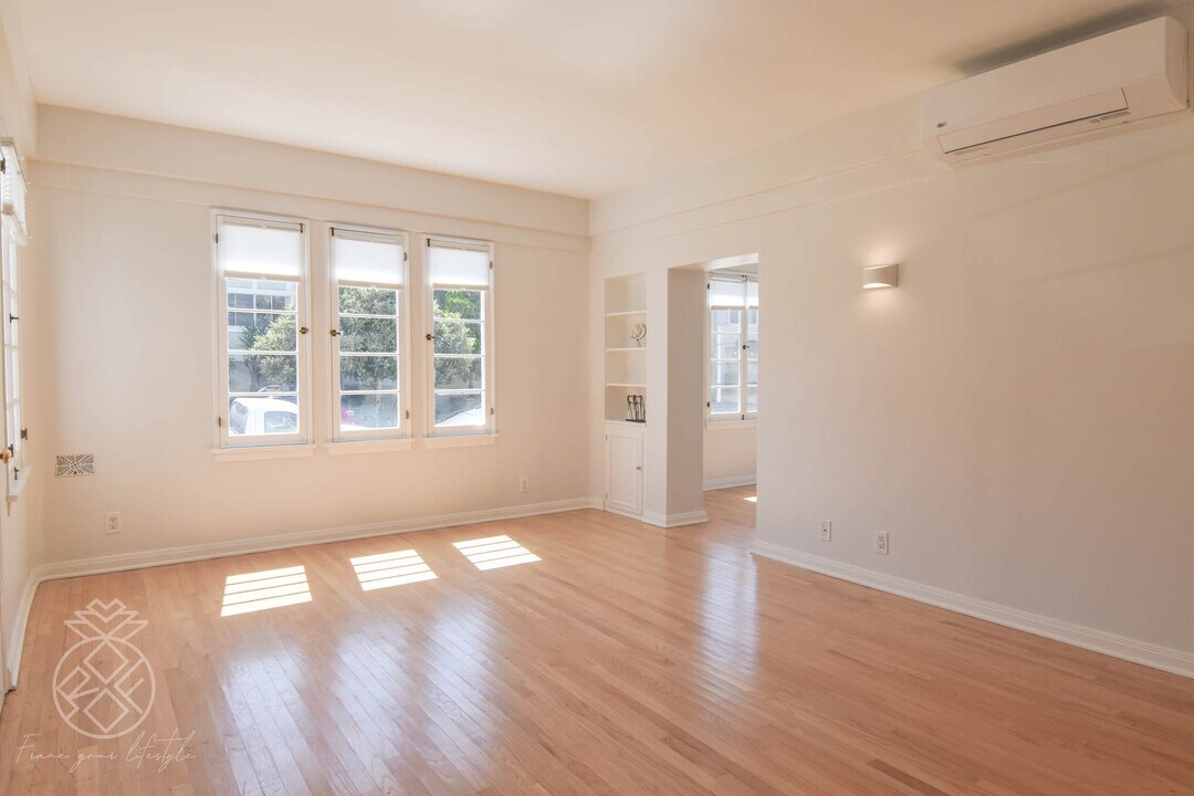 1069 S Holt Ave in Los Angeles, CA - Building Photo