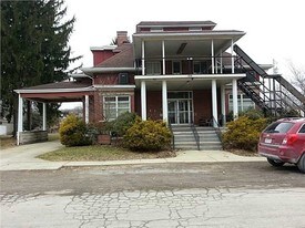 233 N Washington St in Evans City, PA - Building Photo