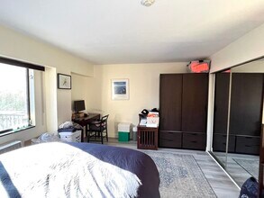 125 Pleasant St, Unit 105 in Brookline, MA - Foto de edificio - Building Photo