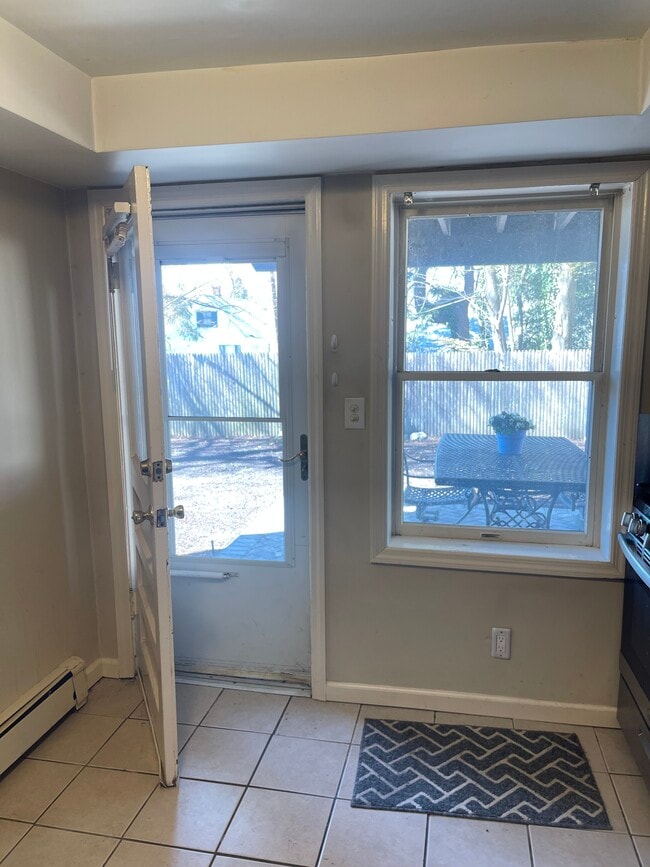 59 Little Neck Rd, Unit 1 in Centerport, NY - Foto de edificio - Building Photo