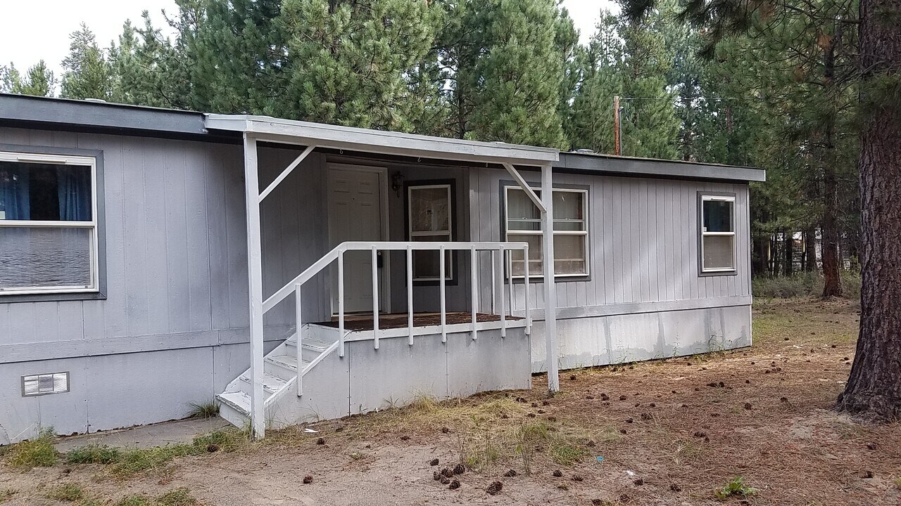 1837 Lund Rd in La Pine, OR - Building Photo